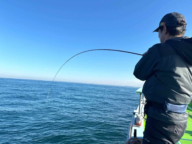 辛抱の釣りに向き合うことしばし、待望のヒット！ ©釣りビジョン