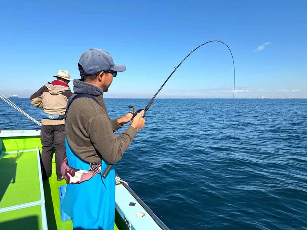 長竿がズドン！この瞬間が堪らない！ ©釣りビジョン