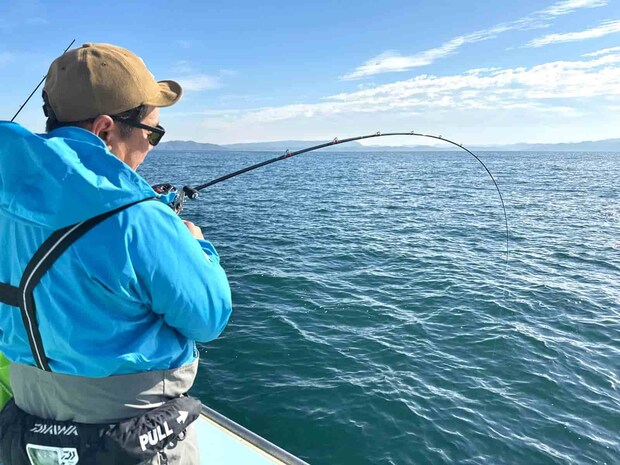 間もなく反対舷でもヒット！この引きは…！？ ©釣りビジョン