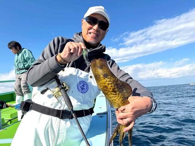 潮は濁り気味、コントラストの出るエギに好反応。 ©釣りビジョン