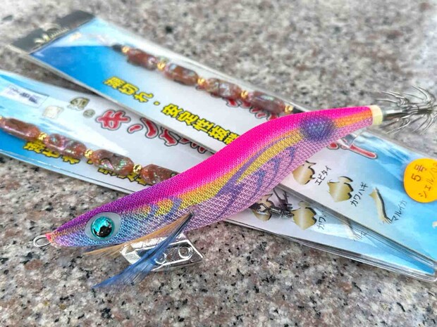 バランスが良く絡まない中オモリ「キングシンカー」も船で購入できる。 &copy;釣りビジョン