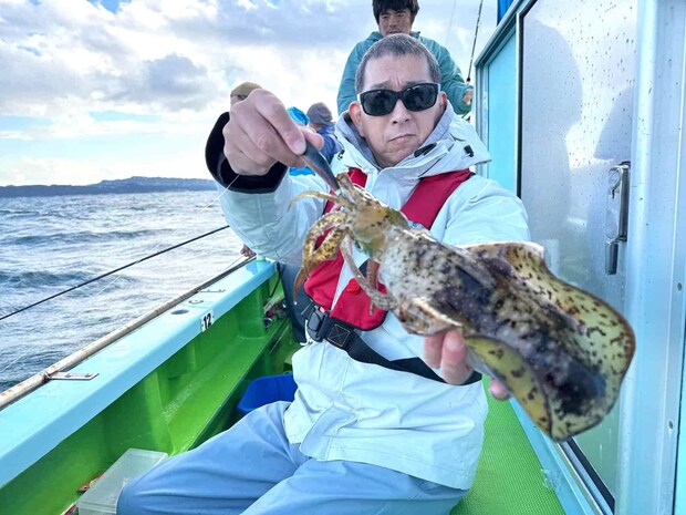 辛抱強くシャクリ続ければ、アオリイカは応えてくれる。 ©釣りビジョン