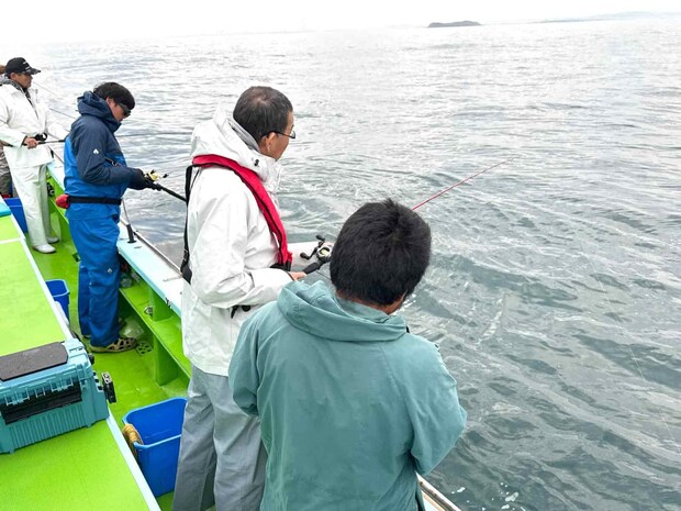 希望者には中乗りさんがマンツーマンでレクチャー。 &copy;釣りビジョン