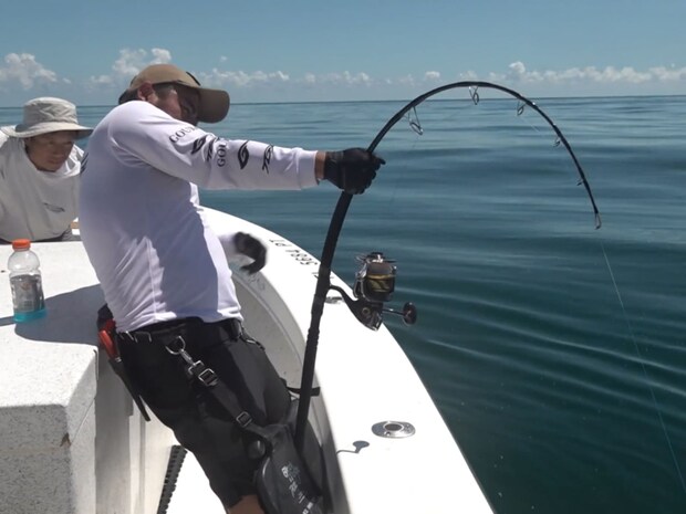 それでも諦めない、諦めきれない阿部。特大のエサでHITさせると、硬いロッドが強烈な曲がりをみせる。間違いなくゴライアスグルーパーだ。そこからスピニングリールの限界ギリギリの戦いが始まった。過去に250kgのマグロを釣り上げたことがある阿部だが、ゴライアスグルーパーは圧倒的にトルクが違うそうだ。©釣りビジョン