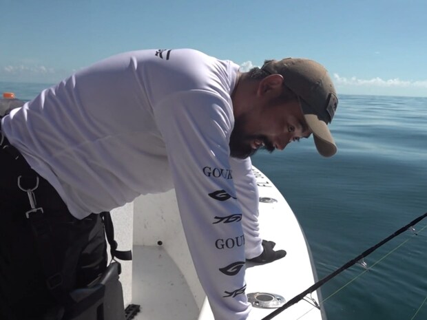 スピンニングリールで挑戦する阿部。通常のやり方ではダメだろうと、ありえないシステムを組んで挑戦したが、それでもラインブレイク。メインラインPE12号が引っ張り合いに負けて切られ、さらにリールまで壊れるという最悪の事態に。「気づいた時には止まらなかった」と肩を落とした。©釣りビジョン