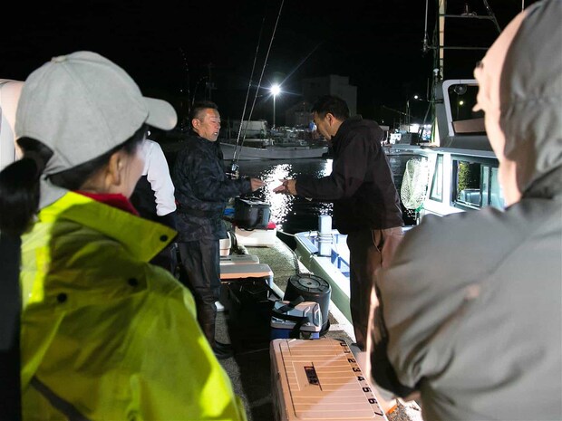 釣り座のくじ引き、グループで並ぶ場合は伝えておこう。 &copy;釣りビジョン