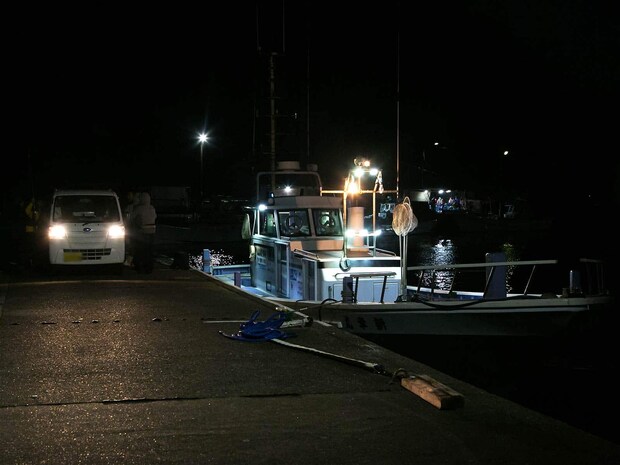 荷物を船の前まで運んでくれる。 &copy;釣りビジョン