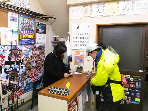店内で乗船名簿を記入し受け付けをする。 &copy;釣りビジョン