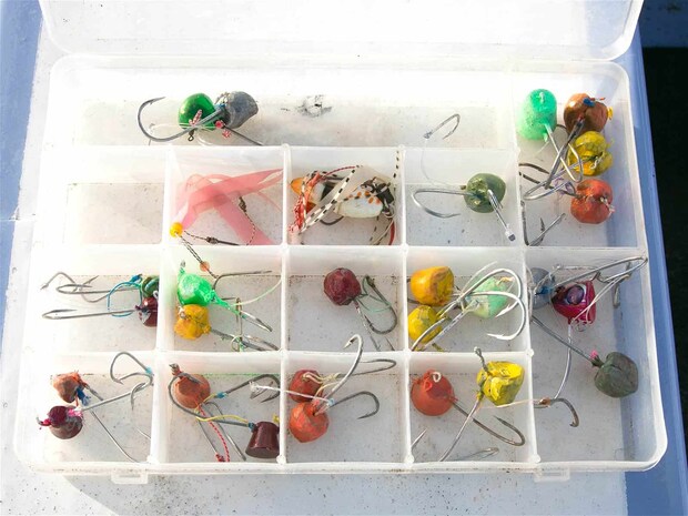 様々な形状のテンヤ。 水切りや潮の強さ、活性で使い分ける。 ©釣りビジョン
