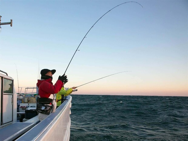 軽いテンヤをナチュラルに操作する、テンヤ専用竿。 ©釣りビジョン