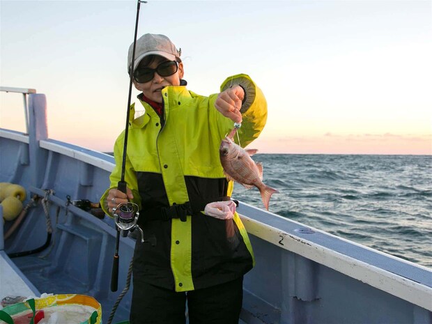 小型だが一投目からヒット。 &copy;釣りビジョン