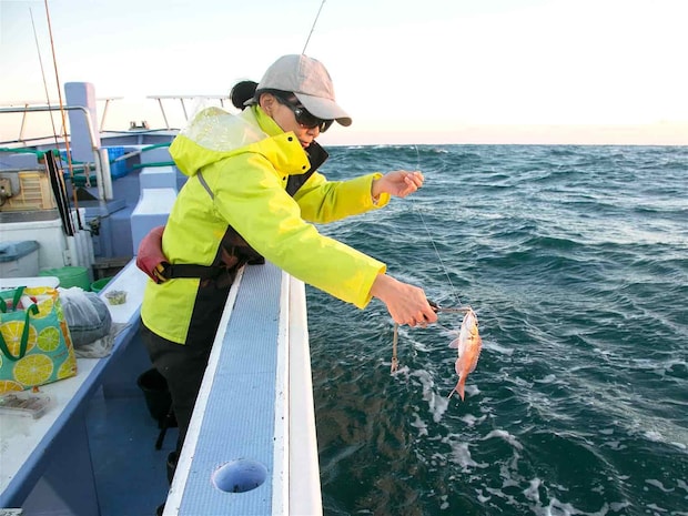 できるだけ魚体に触れずリリースしたい。 &copy;釣りビジョン
