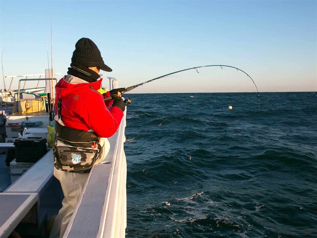 知人に大きな引きが。 &copy;釣りビジョン