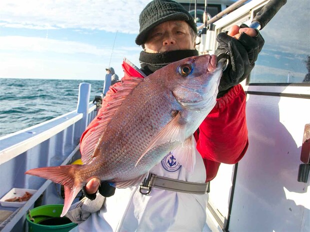 初挑戦でも「楽しい」とテンヤを満喫。 &copy;釣りビジョン