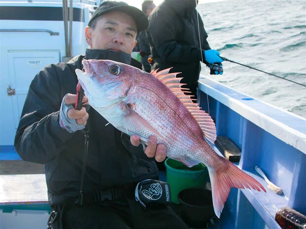 途中タイメタルにトライしていたアングラーが良型ゲット。 &copy;釣りビジョン