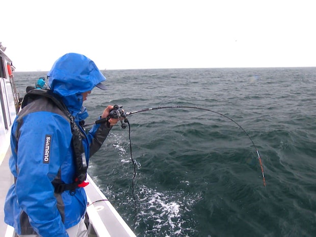 遂に大型がヒット。&copy;釣りビジョン