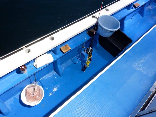 釣り座にはコマセとコマセバケツ、海水桶、タオルが用意されている。 &copy;釣りビジョン
