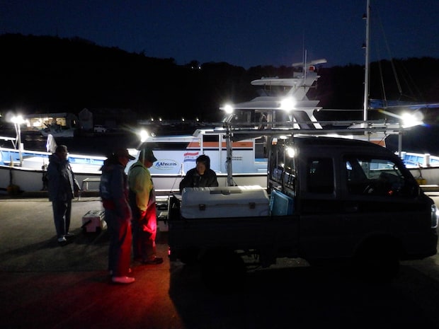 若女将が軽トラの荷台で受け付けを開始する。 &copy;釣りビジョン