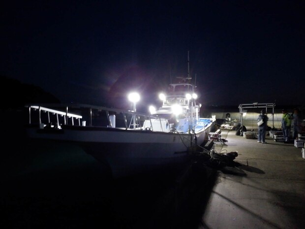5時30分頃、出船準備開始。船に明るい照明が灯った。 &copy;釣りビジョン