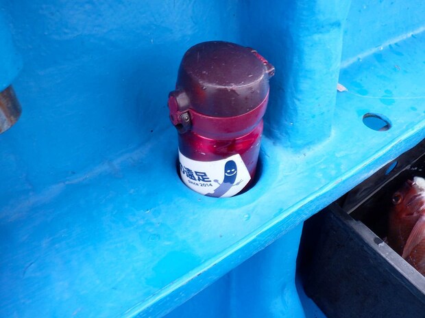 船縁の棚には飲み物などを立てられる窪みが作られている。 &copy;釣りビジョン