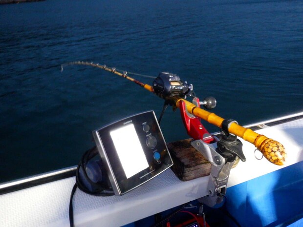 ロッドキーパーで竿とリールを置き竿に。探見丸子機・スマート使用可。 ©釣りビジョン