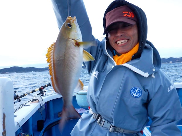 船中1匹目は30cm級の良型イサキ、ひとまず魚の活性は良さそうだ！ &copy;釣りビジョン