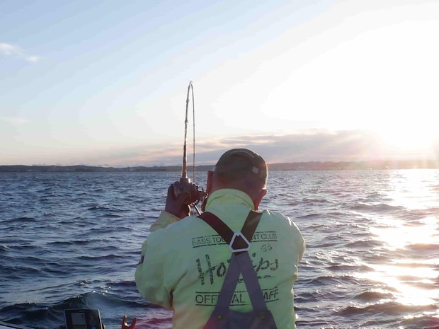 朝陽で海面が眩しく輝き出すと軟らかいマダイ竿が満月にしなった！ &copy;釣りビジョン