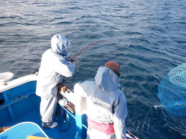 左舷大ドモ（船尾）にもアタリ！釣り人同士でタモ入れをサポート。 &copy;釣りビジョン