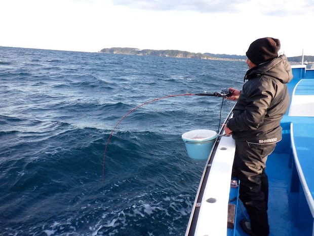 続いて左舷ミヨシの竿もいい感じに曲がった！ &copy;釣りビジョン