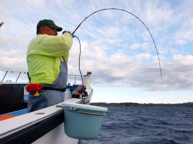 右舷ミヨシの釣り人、この竿の曲がり、今日イチだ！ &copy;釣りビジョン