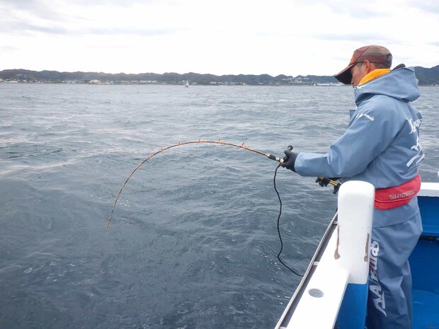終盤、右舷大ドモの竿が大きく曲がった！デカそうだ！ &copy;釣りビジョン