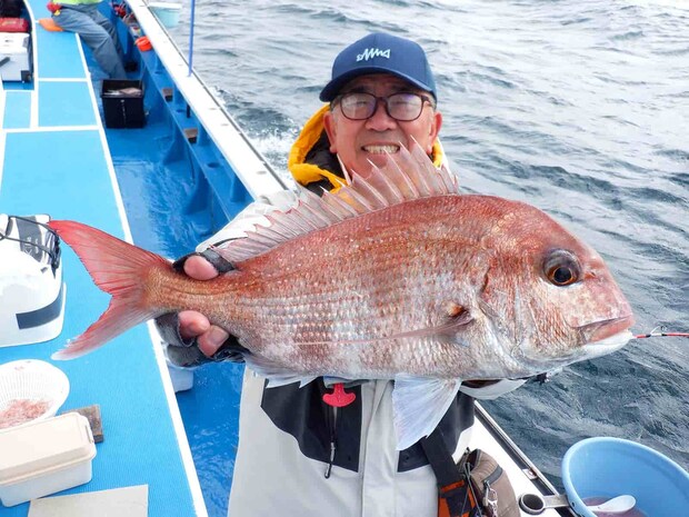 記者も良型のマダイをゲット！下船後に計量したら1.3kgだった！ &copy;釣りビジョン