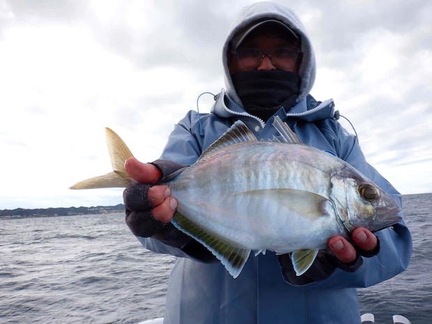 強烈な引きとともに上がってきたのは大きなカイワリ！これは良い！ &copy;釣りビジョン