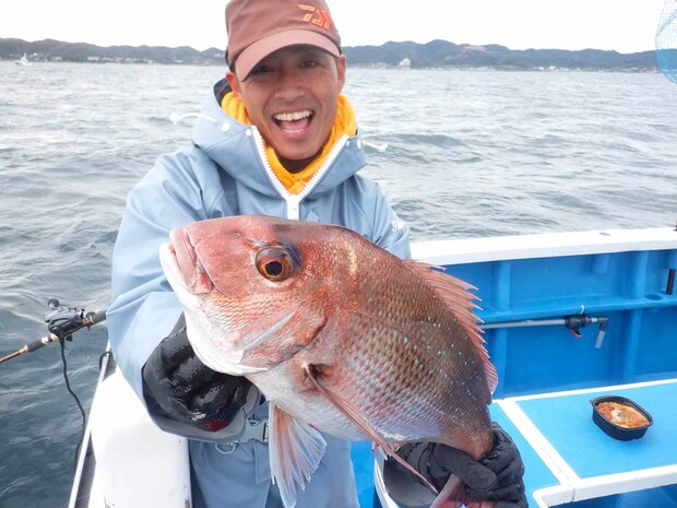 2.1kg！この日最大のマダイ！「嬉しい！やっと釣れました！」 &copy;釣りビジョン