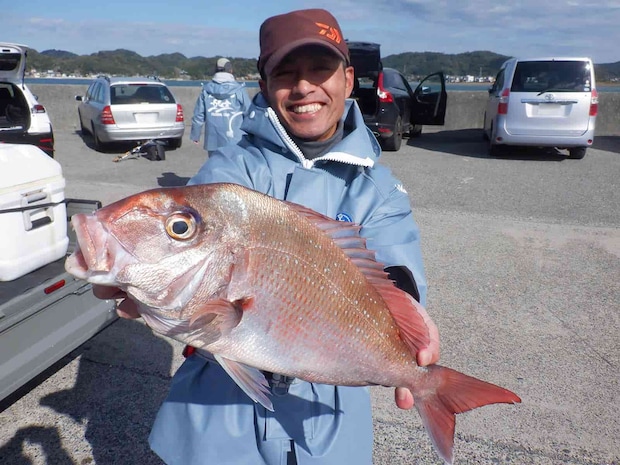 この日の最大！2.1kgのマダイ！ &copy;釣りビジョン