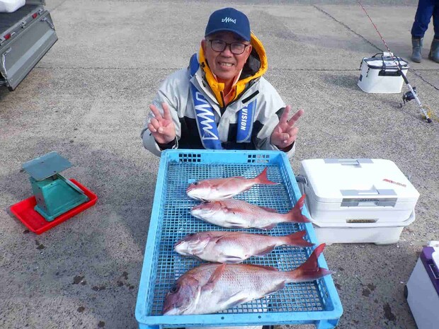 記者も取材しながら何とか4匹釣って2番手に！ &copy;釣りビジョン