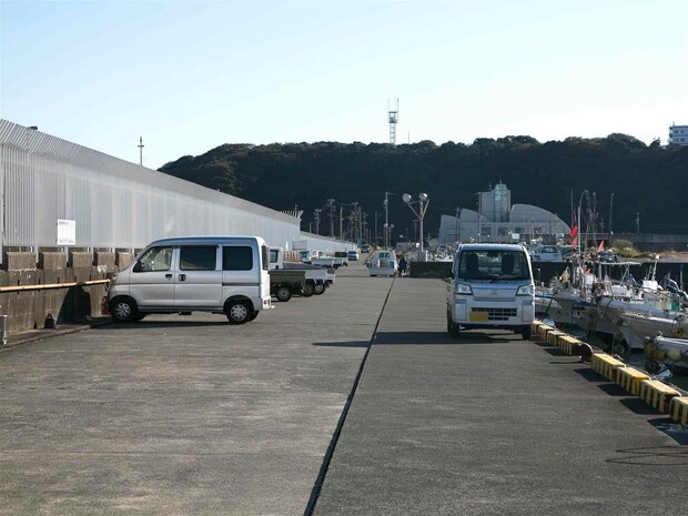 港奥に進んで行く。段差があるので足元に注意。 &copy;釣りビジョン