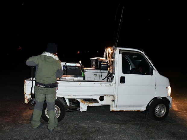 朝時間になると車で荷物を船の前まで運んでくれる。 &copy;釣りビジョン