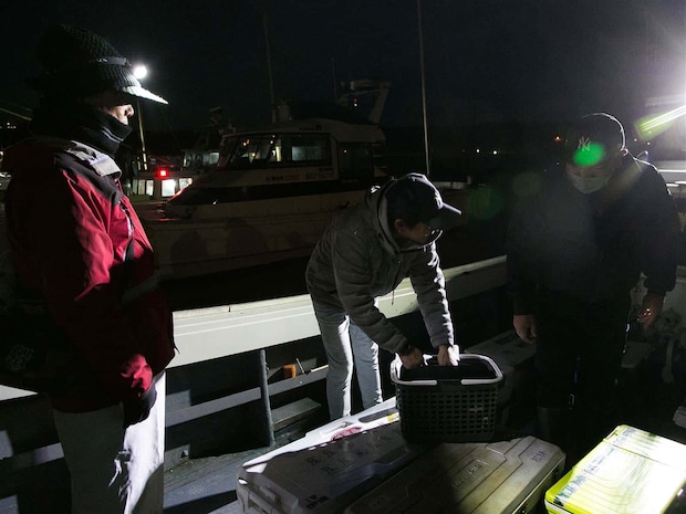 乗船し、じゃんけんで釣り座を確保・グループは相談しよう。 &copy;釣りビジョン