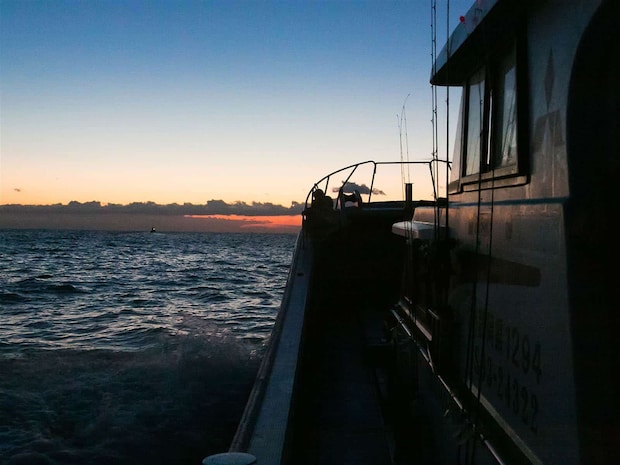 夜明けと共に御前崎沖に出船。 &copy;釣りビジョン