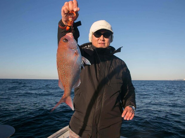 序盤からマダイのヒットが続く。 &copy;釣りビジョン