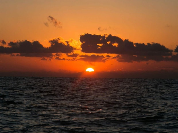 御来光の中、潮の影響を見ながらポイントを探る。 &copy;釣りビジョン