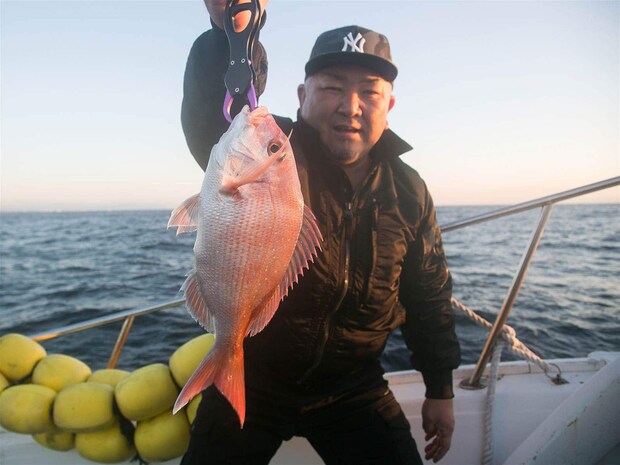 一投目からマダイ。期待が高まる。 &copy;釣りビジョン