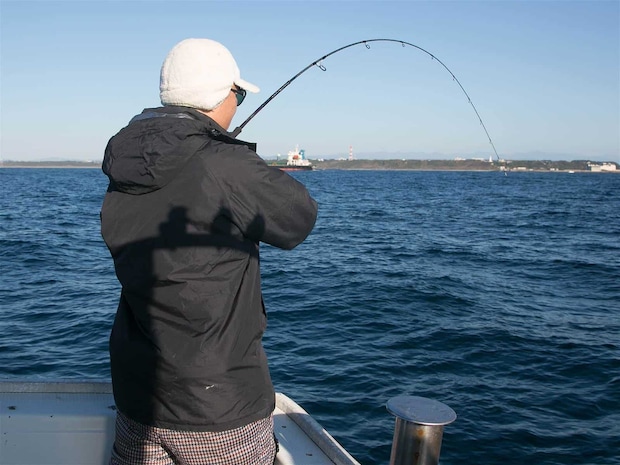 スピニングタックルでドラグを効かせながらファイト。 &copy;釣りビジョン