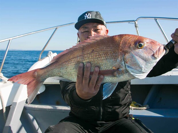 見事なサイズをキャッチした常連さん。 &copy;釣りビジョン
