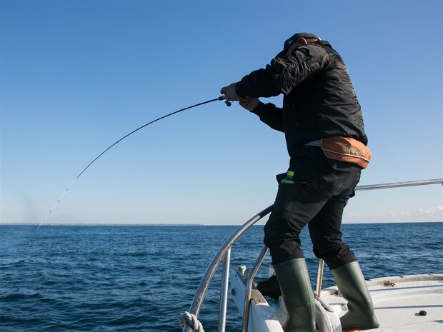大型狙いのポイントでヒット。 &copy;釣りビジョン