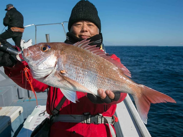 タイラバ初挑戦で嬉しい一尾。 &copy;釣りビジョン