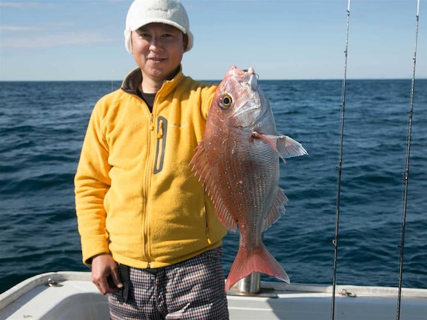 後半もマダイのヒットが続いた。 &copy;釣りビジョン