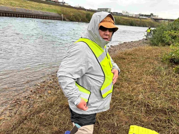 調査員はこのベストを着用しなければならないが、私にはサイズが合わず、両側のマジックテープは外したまま着用。 ©横沢鉄平