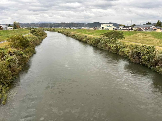 新潟県三条市を流れる五十嵐川。今回は雨の影響なのか、やや水量多めで濁りも入っていた。 &copy;横沢鉄平